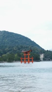 Itsukushima Jinja Otorii 'nin ya da Miyajima, Hiroşima, Japonya' daki Grand Torii Kapısı 'nın yan manzarası..