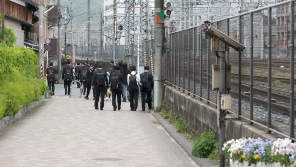 Kyoto Japan April 2023 Japanische Männliche Studenten Gehen Der Nähe — Stockvideo