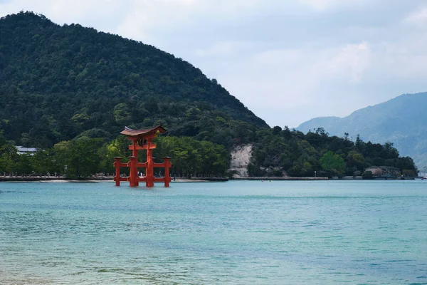 Boční Pohled Itsukushima Jinja Otorii Nebo Grand Torii Gate Moři — Stock fotografie