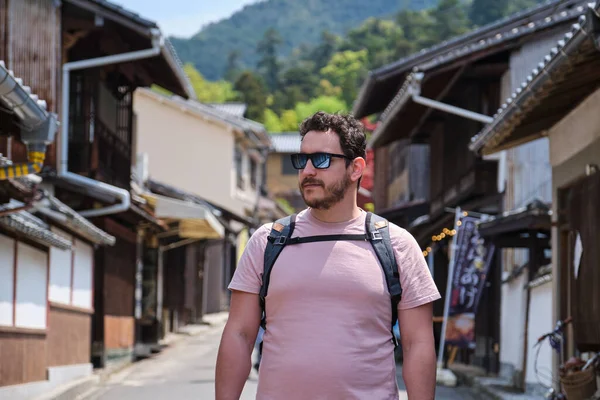 Turista Europeo Visitando Una Calle Tradicional Japonesa Miyajima Hiroshima Japón — Foto de Stock