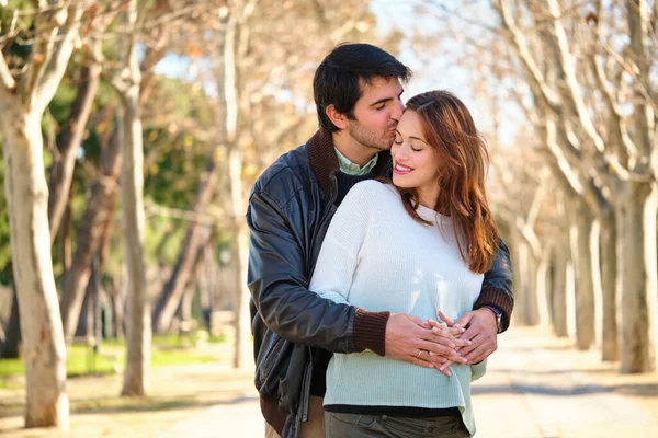 Férfi Megcsókolja Boldog Terhes Feleségét Pár Átöleli Megérinti Hasát Parkban — Stock Fotó