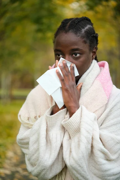 アフリカの女性は冬の間に組織に鼻を吹く 寒い天気 — ストック写真