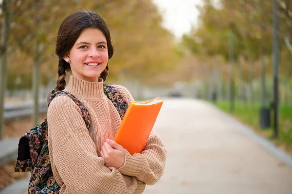 Nastolatka Dwoma Warkoczami Folderem Plecakiem Uśmiechnięta Patrząca Jesienią Kamerę Świeżym — Zdjęcie stockowe