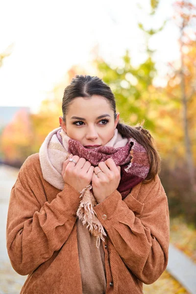 Белая Молодая Женщина Согревает Шею Шарфом Холодной Осенью — стоковое фото