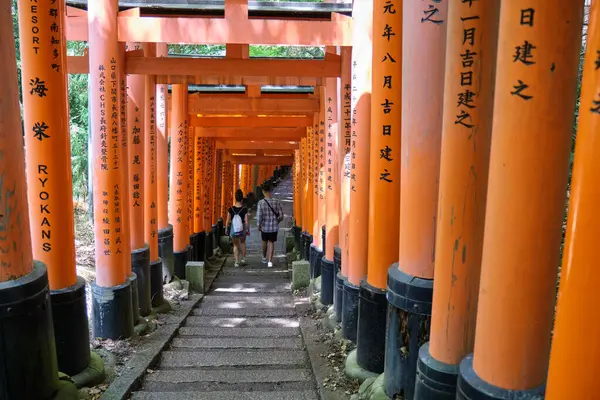 Quioto Japão Abril 2023 Turistas Europeus Visitam Fushimi Inari Pathway — Fotografia de Stock