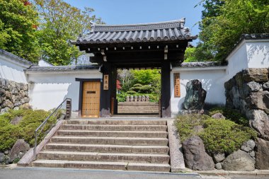 Kyoto, Japonya. 20 Nisan 2023: Japonya 'nın Kyoto kentindeki Reigen-in Tapınağının dış görünüşü.