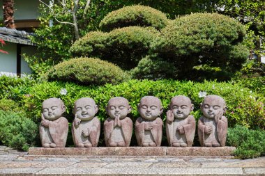 Kyoto, Japonya. 20 Nisan 2023: Japonya 'nın Kyoto kentindeki Reigen-in Tapınağının dış görünüşü.