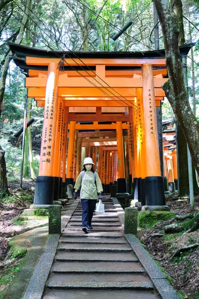 Quioto Japão Abril 2023 Mulher Visitando Fushimi Inari Pathway Fushimi — Fotografia de Stock