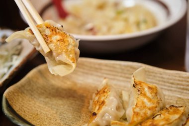 Japonya, Kyoto 'da bir restoranda kızarmış gyoza ya da börek..