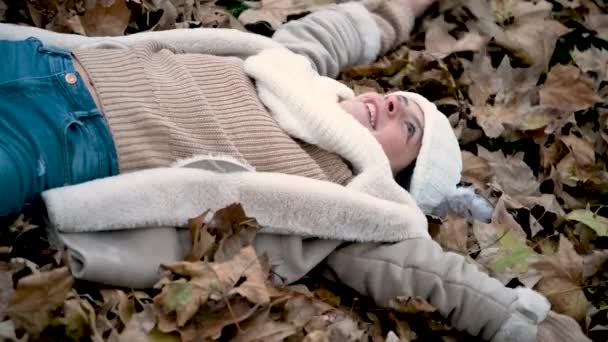 Nastolatka Leżąca Ziemi Bawiąca Się Opadłymi Liśćmi Sezonie Jesiennym Szczęście — Wideo stockowe