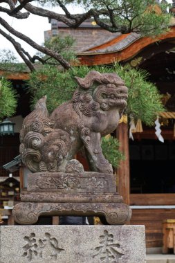 Kyoto, Japonya. 25 Nisan 2023: Kyoto 'daki Daishogun Hachi-jinja Tapınağı' nda Şiisaa.
