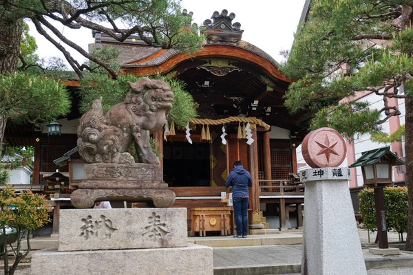 Kyoto Japón Abril 2023 Hombre Japonés Rezando Santuario Daishogun Hachi —  Fotos de Stock