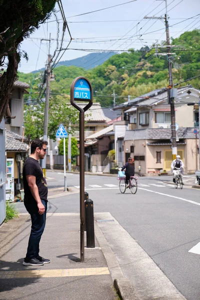Europäische Touristen Warten Einer Bushaltestelle Der Nähe Des Ginkaku Tempels — Stockfoto