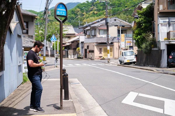Turista Europeo Esperando Autobús Ciudad Parada Autobús Cerca Ginkaku Templo — Foto de Stock
