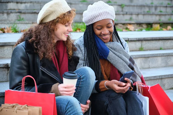 Дві Багаторасові Друзі Жінки Використовують Мобільний Телефон Під Час Покупки — стокове фото