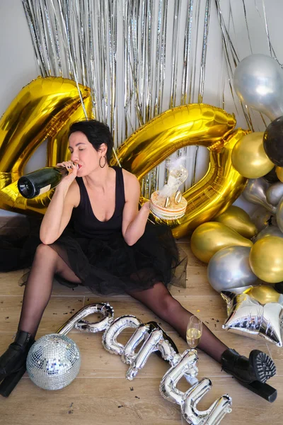 Kavkazská Žena Pije Šampaňské Láhve Slaví Své Narozeniny Party — Stock fotografie