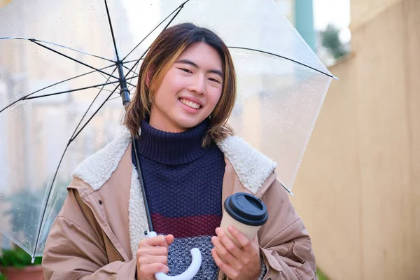 Retrato Joven Taiwanés Feliz Sosteniendo Una Bebida Para Llevar Día —  Fotos de Stock