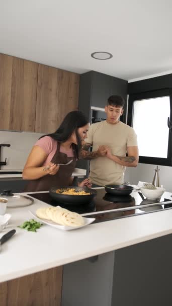 Två Unga Latinska Människor Matlagning Traditionella Arepas Köket — Stockvideo