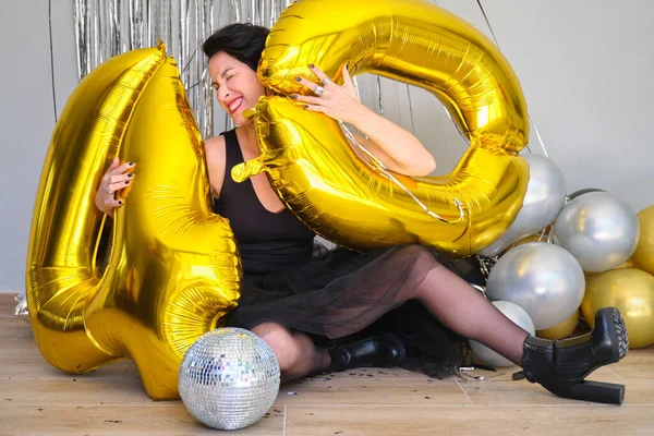 Mujer Caucásica Una Fiesta Cumpleaños Con Globos Oro Cumpleaños Suelo —  Fotos de Stock