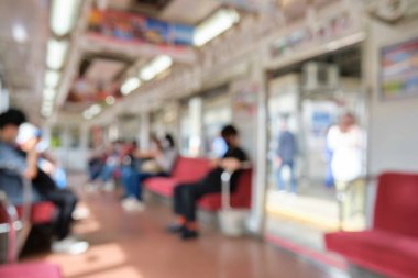 Kyoto, Japonya 'daki metro treninin içindeki insanların görüntüsü bulanık. Toplu taşıma geçmişi.