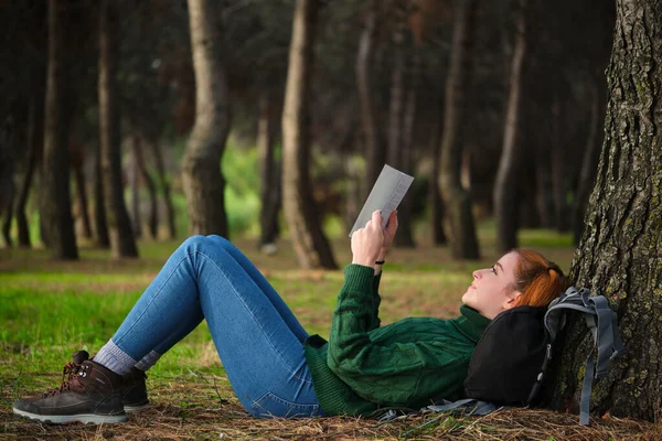 Eine Rothaarige Junge Frau Liest Ein Buch Das Unter Einem — Stockfoto