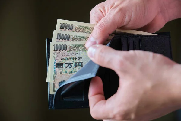 Tangan Memegang Dompet Dengan Sepuluh Ribu Yen Tagihan Uang Pajak — Stok Foto