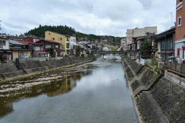 Takayama, Hida, Gifu, Japonya 'daki Miyagawa Nehri' ni geçen Yanagibashi köprüsü. Nisan 2023.