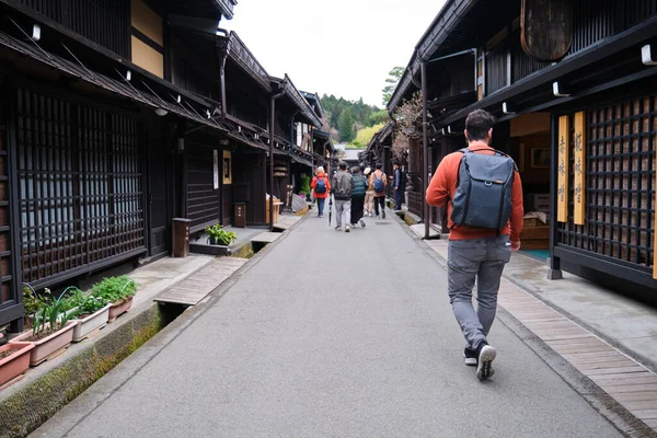 Turyści Odwiedzający Tradycyjną Japońską Ulicę Mieście Takayama Hida Gifu Japonia — Zdjęcie stockowe