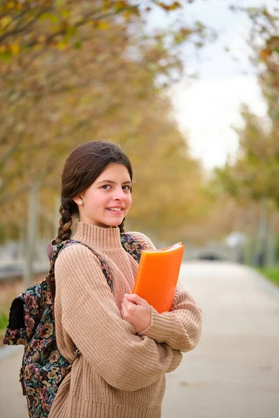 Nastolatka Dwoma Warkoczami Folderem Plecakiem Uśmiechnięta Patrząca Jesienią Kamerę Świeżym — Zdjęcie stockowe