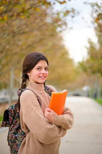 Chica Preadolescente Con Dos Trenzas Carpeta Mochila Sonriendo Mirando Cámara — Foto de Stock