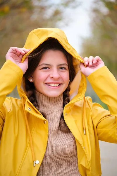 Retrato Menina Pré Adolescente Capa Chuva Amarela Sorrindo Olhando Para — Fotografia de Stock