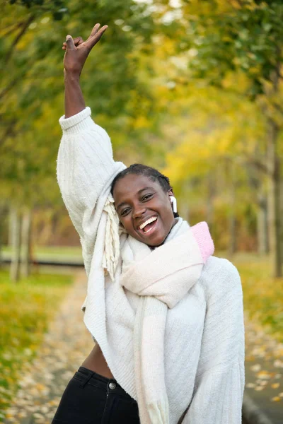 Porträtt Afrikansk Kvinna Som Ler Lyssnar Musik Och Dansar Gatan — Stockfoto