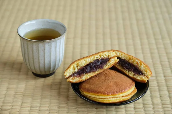 Japanischer Dorayaki Und Grüner Tee Auf Tatami Japanische Rote Bohnen — Stockfoto