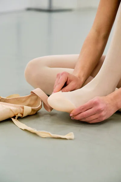Close Shot Ballerina Putting Ballet Pointe Shoes Sitting Floor Studio — Stock Photo, Image