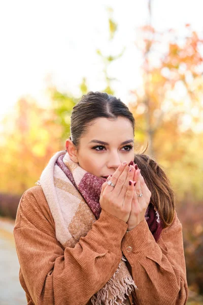 Kaukasisk Ung Kvinna Värmer Upp Händerna Med Andedräkten Hösten — Stockfoto