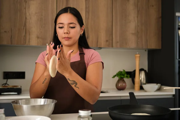 Young Venezuelan Woman Moulding Dough Arepa Kitchen — Stock Photo, Image