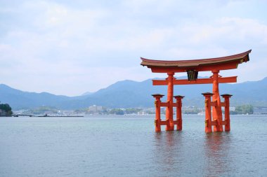 Itsukushima Jinja Otorii veya Büyük Torii Kapısı Miyajima, Hiroşima, Japonya.