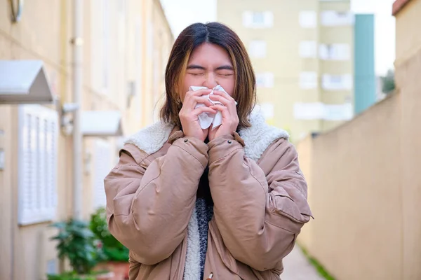 若い台湾人の男は冬に組織の屋外で鼻を吹いていた インフルエンザ 病気の概念 — ストック写真