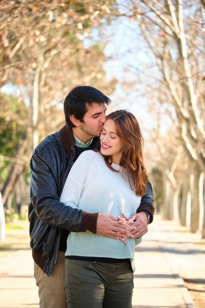 Férfi Megcsókolja Boldog Terhes Feleségét Pár Átöleli Megérinti Hasát Parkban — Stock Fotó