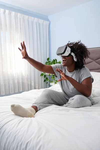 Giovane Donna Africana Gode Intrattenimento Realtà Virtuale Sul Letto Mattino — Foto Stock