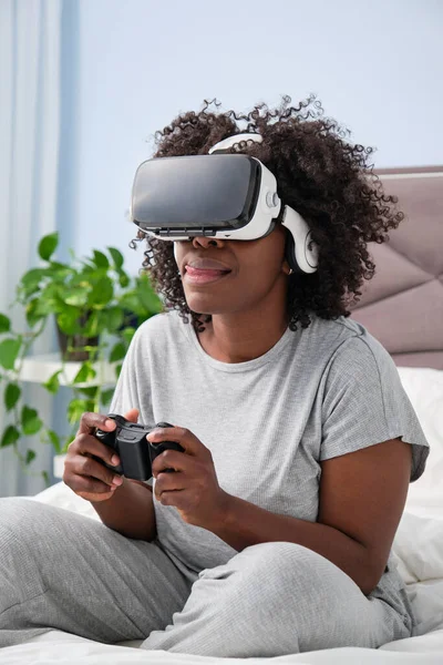 Giovane Donna Africana Immerge Realtà Virtuale Videogiochi Sul Letto Mattino — Foto Stock