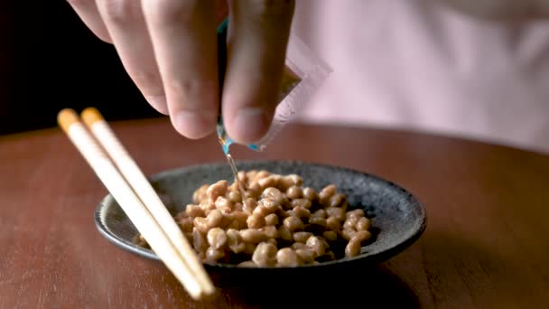 Nierozpoznawalny Człowiek Dodający Sos Natto Mieszający Jedzący Natto Sfermentowaną Soję — Wideo stockowe