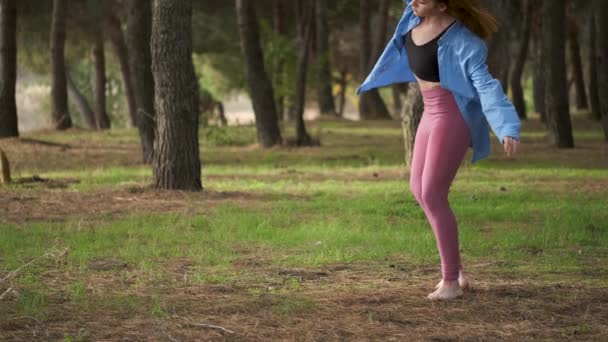 Jeune Femme Rousse Pratiquant Danse Contemporaine Dans Une Forêt Danseuse — Video