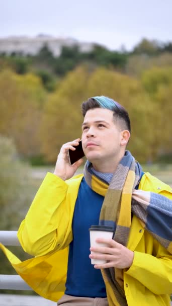 Mladý Muž Žlutém Plášti Kávou Mluvící Chytrém Telefonu Ulici Podzim — Stock video