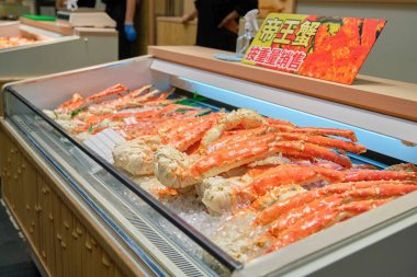 Japonya, Osaka 'da buzda yengeç bacağı satan kral. Sokak yemekleri ve seyahat kavramları.