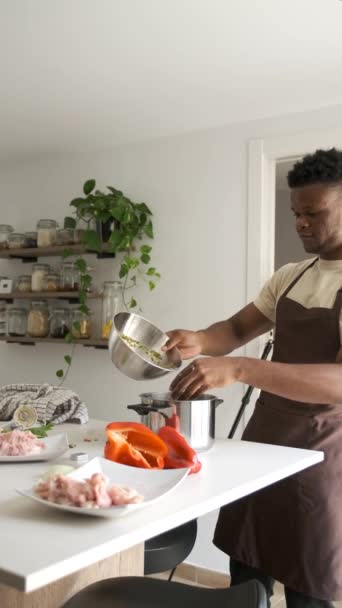 Ung Afrikansk Man Hand Blanda Kyckling Malet Med Hackade Grönsaker — Stockvideo