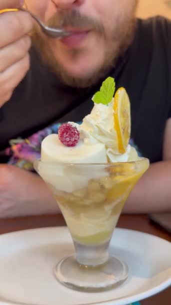 Латинський Турист Їсть Лимонний Парфум Знаковий Десерт Японській Кухні Ресторані — стокове відео