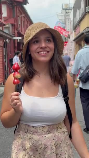 Joven Turista Española Sosteniendo Pincho Fresa Mientras Visita Calle Comercial — Vídeos de Stock