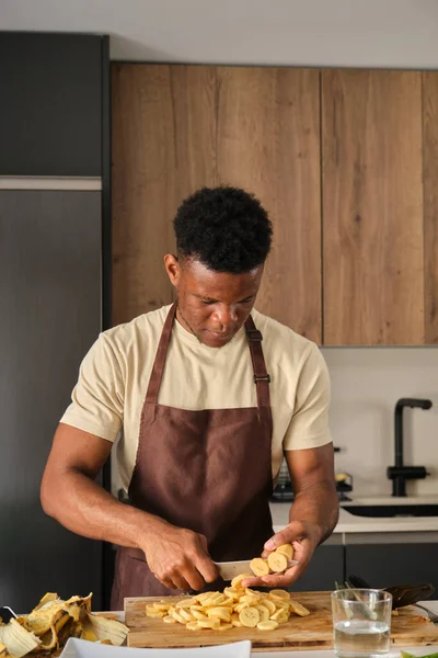 Young African Man Cutting Plantains Kitchen — Stock Photo, Image