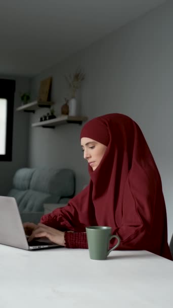 Muslimische Junge Frau Hijab Trinkt Kaffee Während Sie Hause Einem — Stockvideo